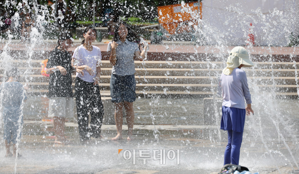 ▲전국 대부분 지역에 폭염경보와 폭염주의보가 발효된 가운데 26일 서울 여의도 물빛광장에서 시민들이 물놀이를 하며 더위를 식히고 있다. 기상청에 따르면 이날 서울의 낮 최고기온이 33도까지 오르는 등 전국적으로 강한 폭염이 이어질 전망이다. 고이란 기자 photoeran@ (이투데이DB)
