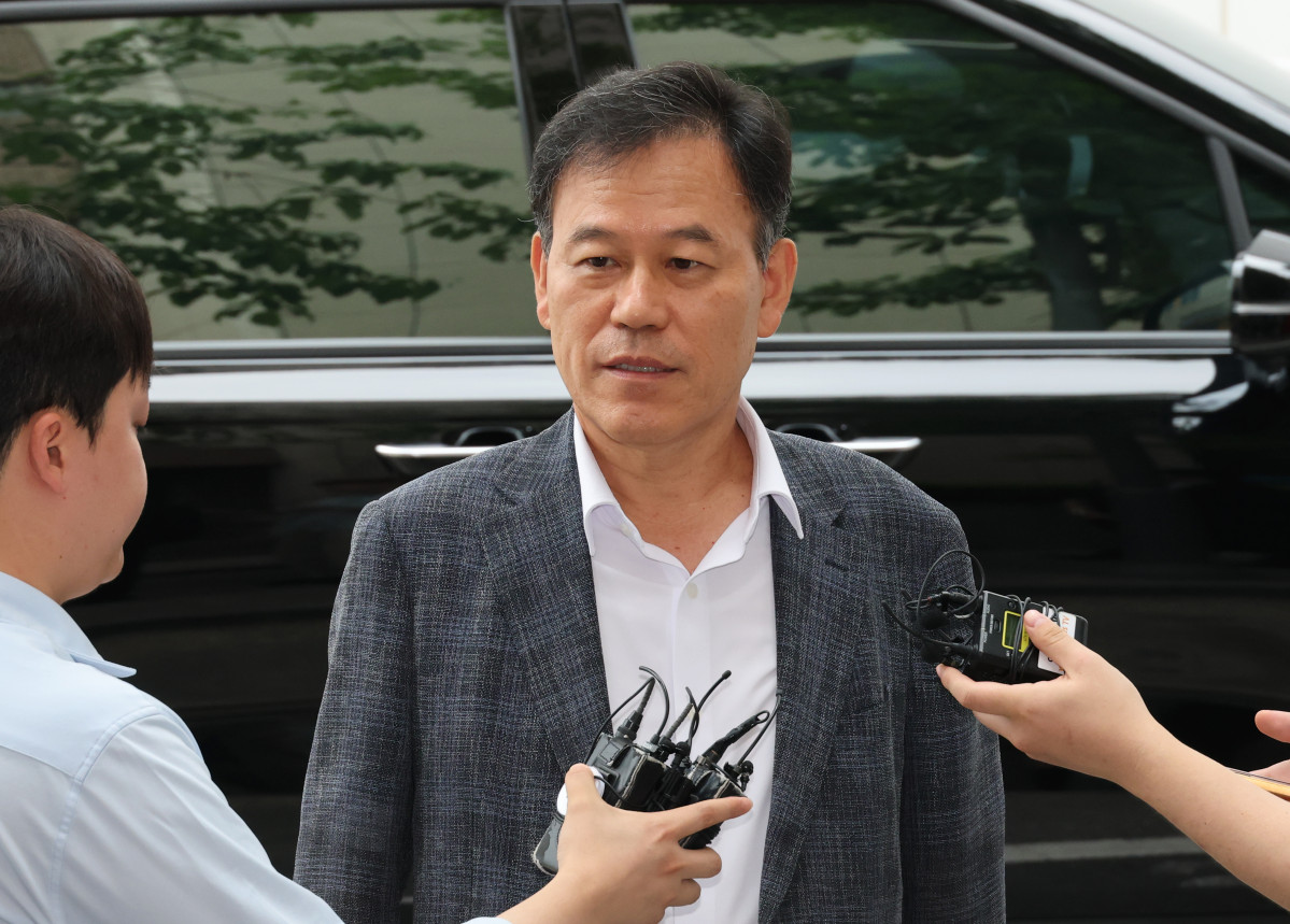▲윤한홍 국민의힘 의원이 대통령실 관저 이전 공사를 둘러싼 비위 의혹과 관련해 직권남용권리행사방해 혐의 피의자 신분으로 조사를 받기 위해 1일 과천 종합특검 사무실로 출석하며 취재진의 질문을 받고 있다. (연합뉴스)