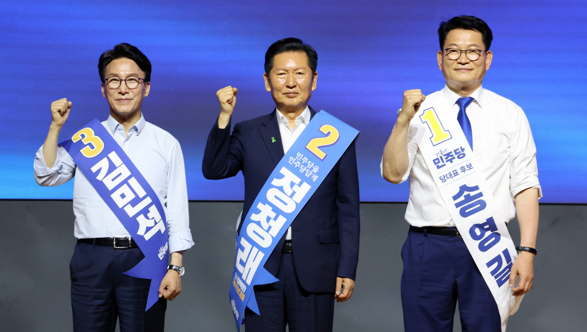 ▲더불어민주당 김민석(왼쪽부터), 정청래, 송영길 당 대표 후보가 1일 대전컨벤션센터에서 열린 당대표·최고위원 순회경선 합동연설회에서 파이팅을 외치며 기념 촬영을 하고 있다. 2026.8.1 (사진=연합뉴스)