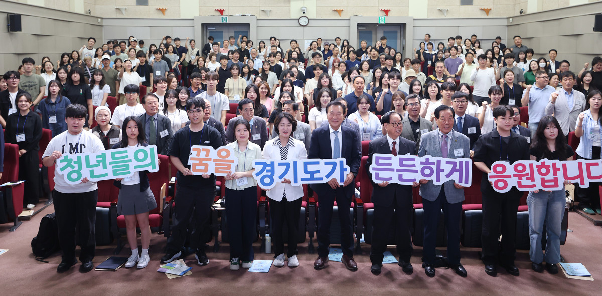 ▲추미애 경기도지사가 7월 31일 경기도청 북부청사 평화누리홀에서 열린 '2026년 경기도민 자녀 장학증서 교부식'에서 장학생, 가족, 장학회 관계자 등과 기념촬영을 하고 있다. (경기도)