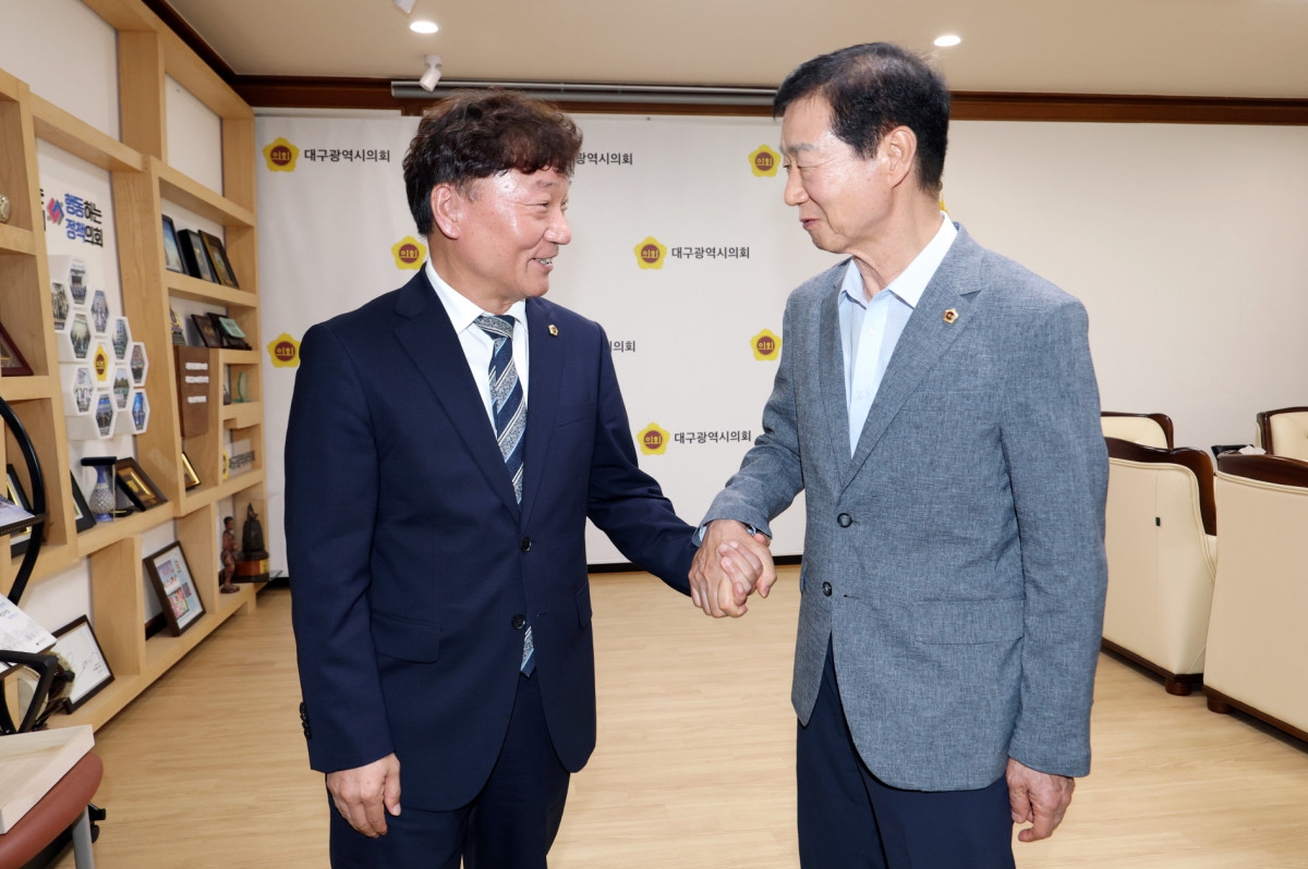▲남종섭 경기도의회 의장(왼쪽)이 7월 31일 대구광역시의회를 방문해 임인환 대구시의회 의장과 지방의회법 제정 협력 방안을 논의한 뒤 악수하고 있다. (경기도의회)