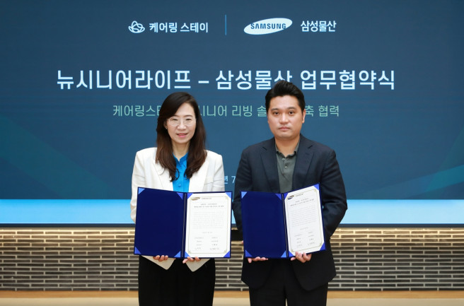 ▲조혜정 삼성물산 DxP본부장(왼쪽)과 김민수 뉴시니어라이프 대표가 지난달 30일 케어링 스테이 의정부수목원점에서 업무협약 체결 후 기념촬영을 하고 있다. (사진제공=삼성물산)