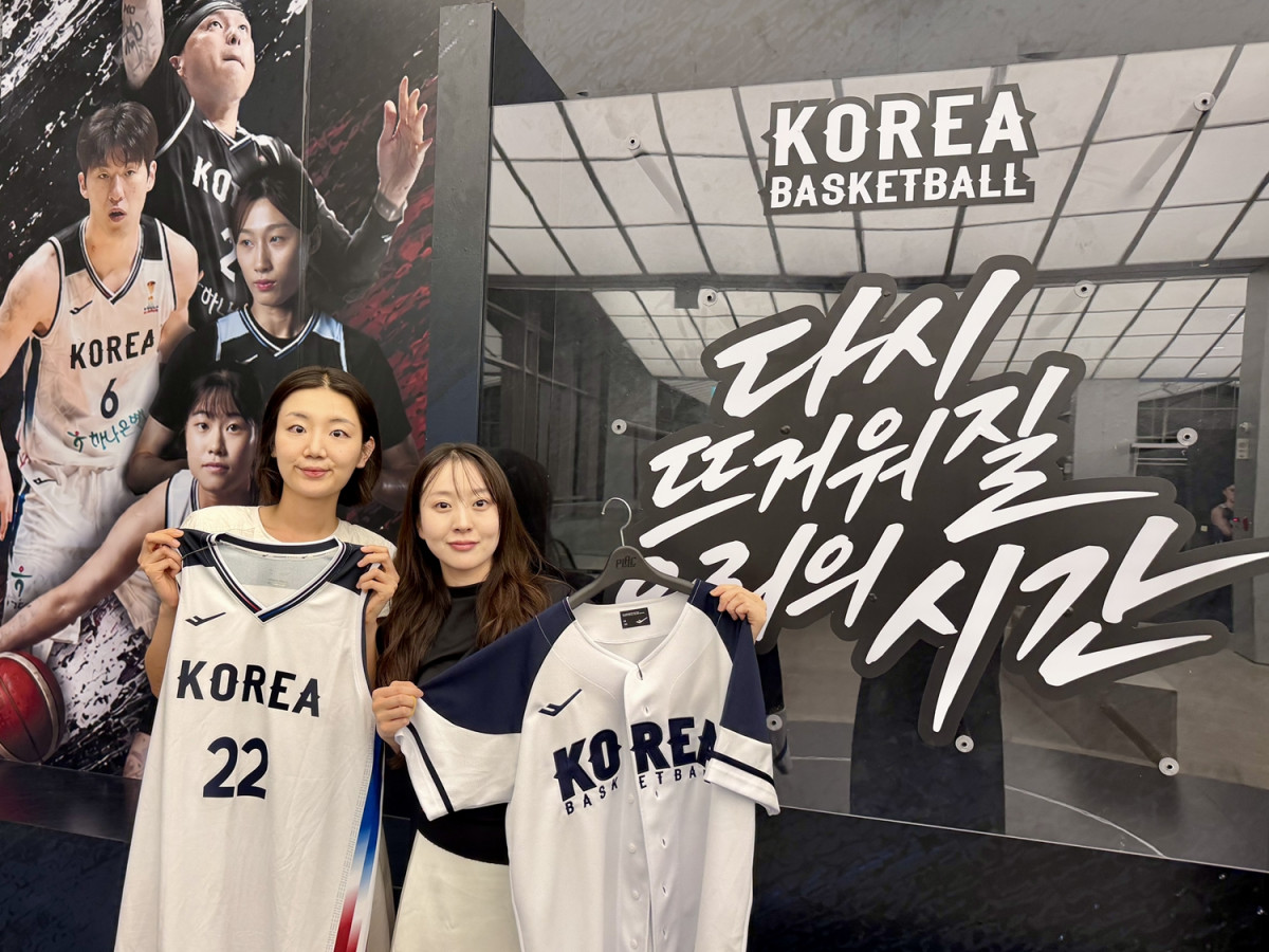 ▲여자 농구 국가대표 선수와 3대3 남자 국가대표 선수가 목동점 팝업스토어 행사장에서 공식 유니폼을 들고 있다. (사진제공=현대백화점)
