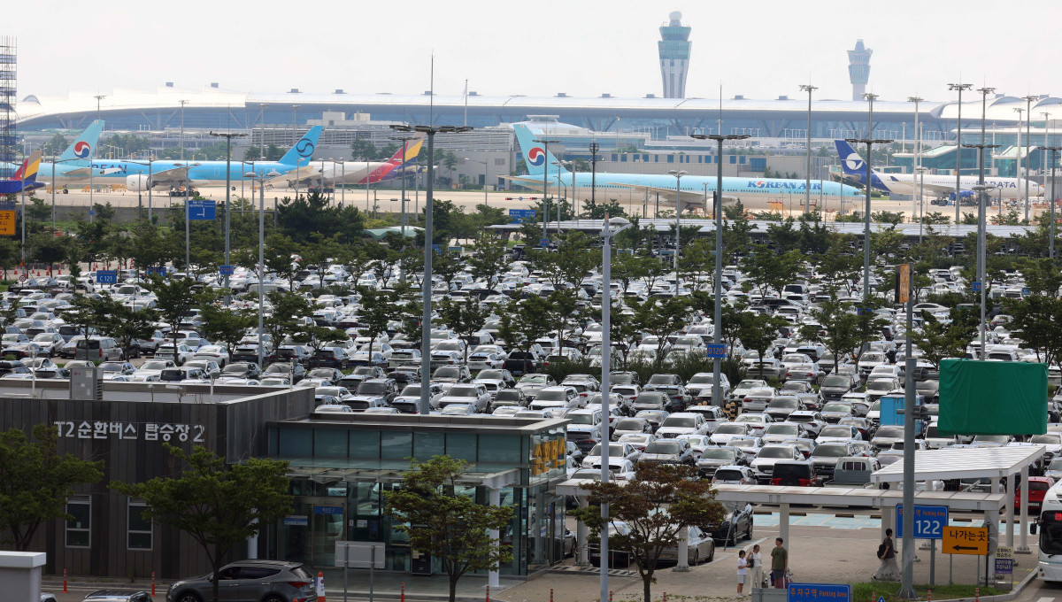 ▲하계 휴가철을 맞아 공항에 대규모 여객이 몰린 2일 인천국제공항 제2여객터미널 장기주차장이 만차를 이루고 있다. 인천국제공항공사는 지난달 25일부터 10일까지 이어지는 휴가철에 하루 평균 22만2000명, 약 377만 명이 공항을 이용할 것으로 예상했다. 이번 휴가철 중 공항이 가장 혼잡한 ‘피크일’은 이날로 예측했다. 신태현 기자 holjjak@