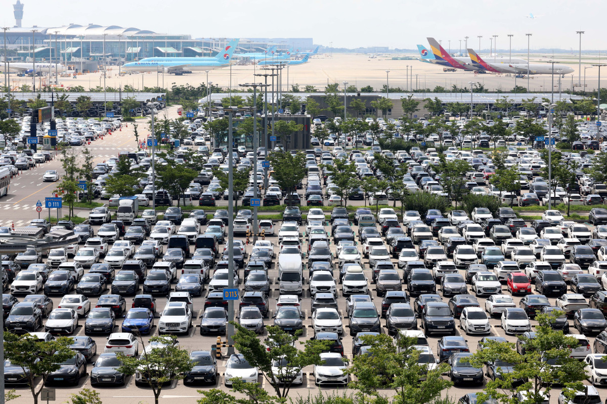 ▲하계 휴가철을 맞아 공항에 대규모 여객이 몰린 2일 인천국제공항 제2여객터미널 장기주차장이 만차를 이루고 있다. 인천국제공항공사는 지난달 25일부터 10일까지 이어지는 휴가철에 하루 평균 22만2000명, 약 377만 명이 공항을 이용할 것으로 예상했다. 이번 휴가철 중 공항이 가장 혼잡한 ‘피크일’은 이날로 예측했다. 신태현 기자 holjjak@