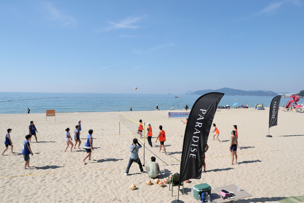 ▲2일 오전 8시, 해운대 모래사장에서 파라다이스호텔의 웰니스 프로그램 '비치발리볼 클래스'가 열렸다. (사진제공=파라다이스호텔)