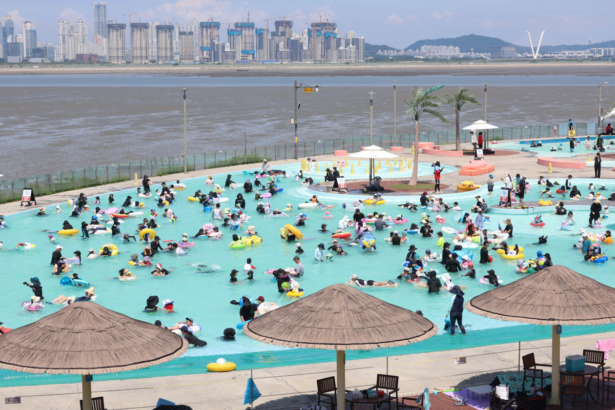 ▲여름 휴가철이 절정에 접어들고 서울 낮 최고기온이 35도, 경남 양산이 41도를 나타내는 등 전국에 폭염중대경보가 발효된 2일 경기 시흥시 배곧한울공원 해수체험장에서 시민들이 물놀이를 즐기며 더위를 식히고 있다. 신태현 기자 holjjak@
