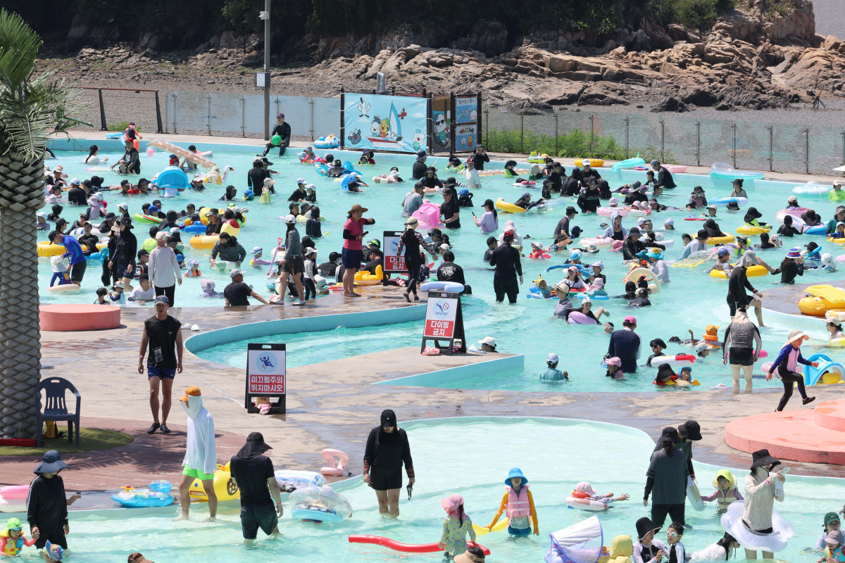 ▲여름 휴가철이 절정에 접어들고 서울 낮 최고기온이 35도, 경남 양산이 41도를 나타내는 등 전국에 폭염중대경보가 발효된 2일 경기 시흥시 배곧한울공원 해수체험장에서 시민들이 물놀이를 즐기며 더위를 식히고 있다. 신태현 기자 holjjak@