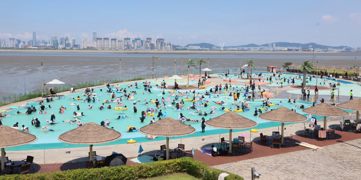 ▲여름 휴가철이 절정에 접어들고 서울 낮 최고기온이 35도, 경남 양산이 41도를 나타내는 등 전국에 폭염중대경보가 발효된 2일 경기 시흥시 배곧한울공원 해수체험장에서 시민들이 물놀이를 즐기며 더위를 식히고 있다. 신태현 기자 holjjak@