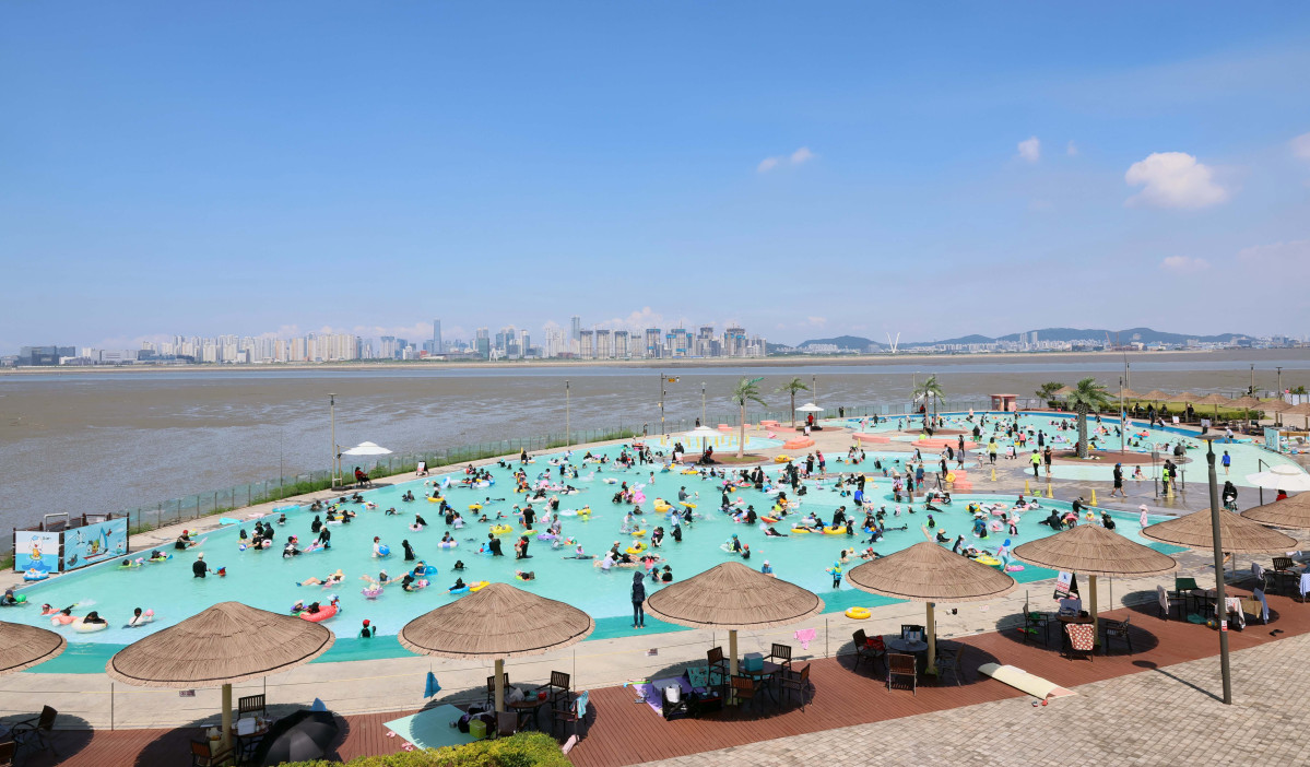 ▲여름 휴가철이 절정에 접어들고 서울 낮 최고기온이 35도, 경남 양산이 41도를 나타내는 등 전국에 폭염중대경보가 발효된 2일 경기 시흥시 배곧한울공원 해수체험장에서 시민들이 물놀이를 즐기며 더위를 식히고 있다. 신태현 기자 holjjak@