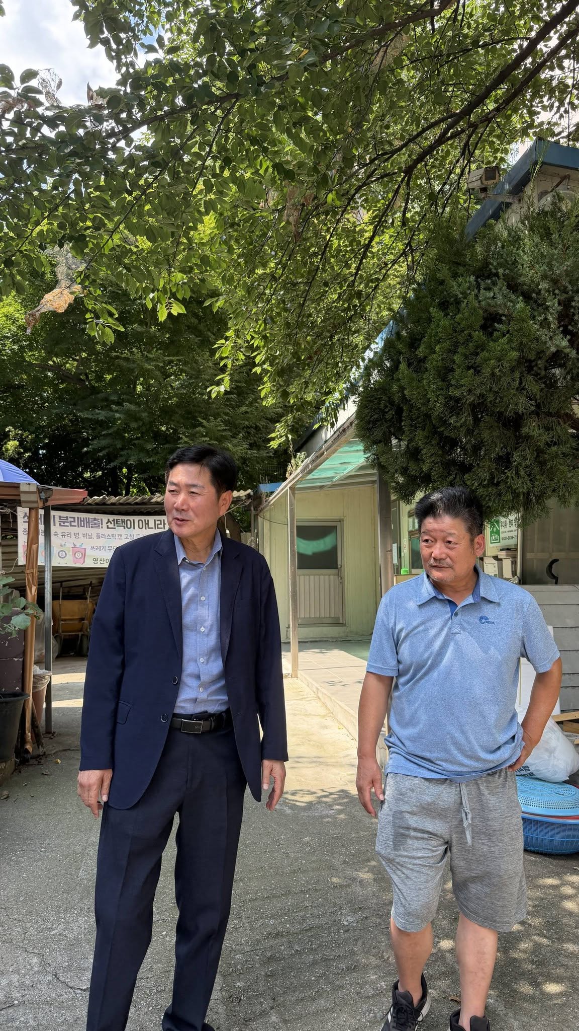▲조용호 오산시장이 2일 변압기 고장으로 정전이 발생한 은계동 다가구 주택 현장을 찾아 복구 상황을 점검하고 있다. (조용호 오산시장 페이스북)