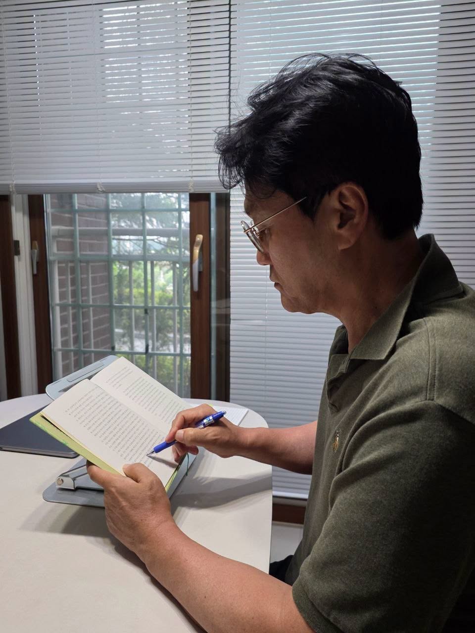 ▲안민석 경기도교육감이 독서경기릴레이 참여 도서로 선정한 '유배지에서 보낸 편지(목민심서)'를 읽고 있다. (안민석 경기도교육감 페이스북)