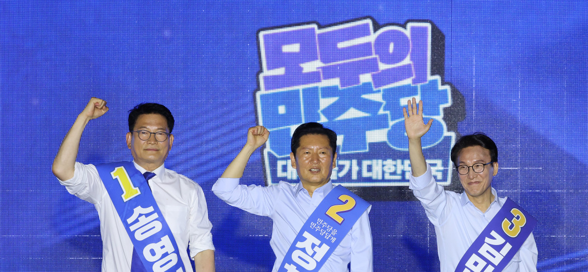 ▲더불어민주당 송영길, 정청래, 김민석(기호순) 당 대표 후보가 2일 부산 벡스코에서 열린 민주당 당대표·최고위원 순회경선 합동연설회에서 파이팅을 외치고 있다. 사진=연합뉴스