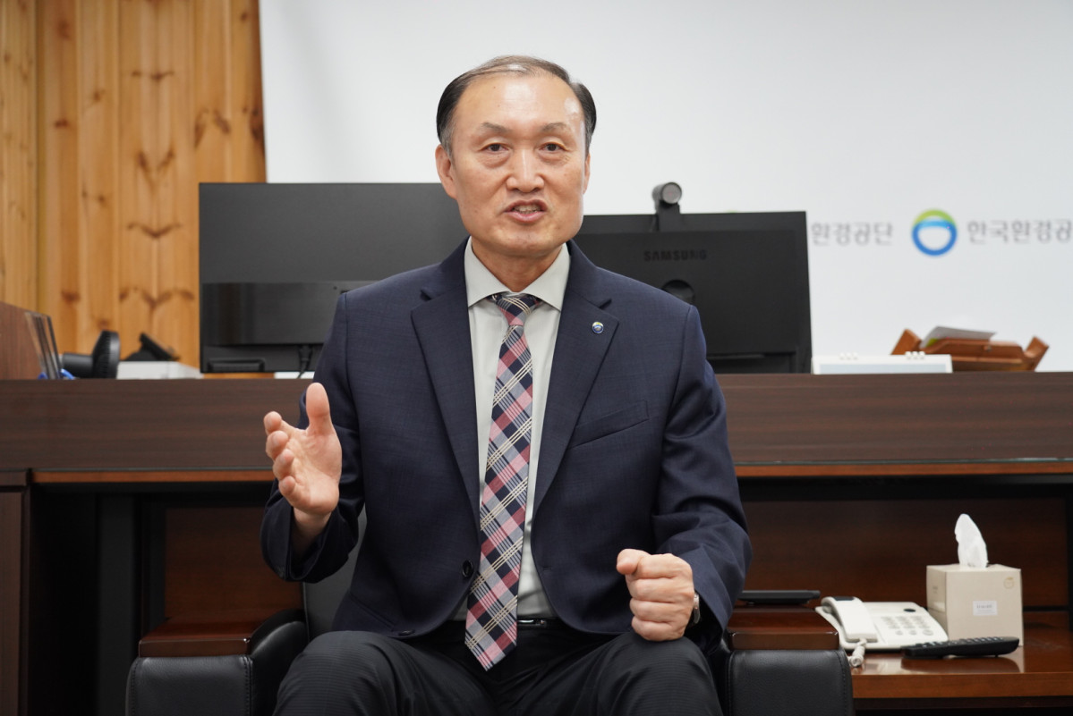 ▲옥승철 한국환경공단 전북환경본부장이 본지와의 인터뷰에서 안전과 소통을 바탕으로 한 현장 중심 환경행정 추진 방향을 설명하고 있다. (사진제공=조경환 기자)