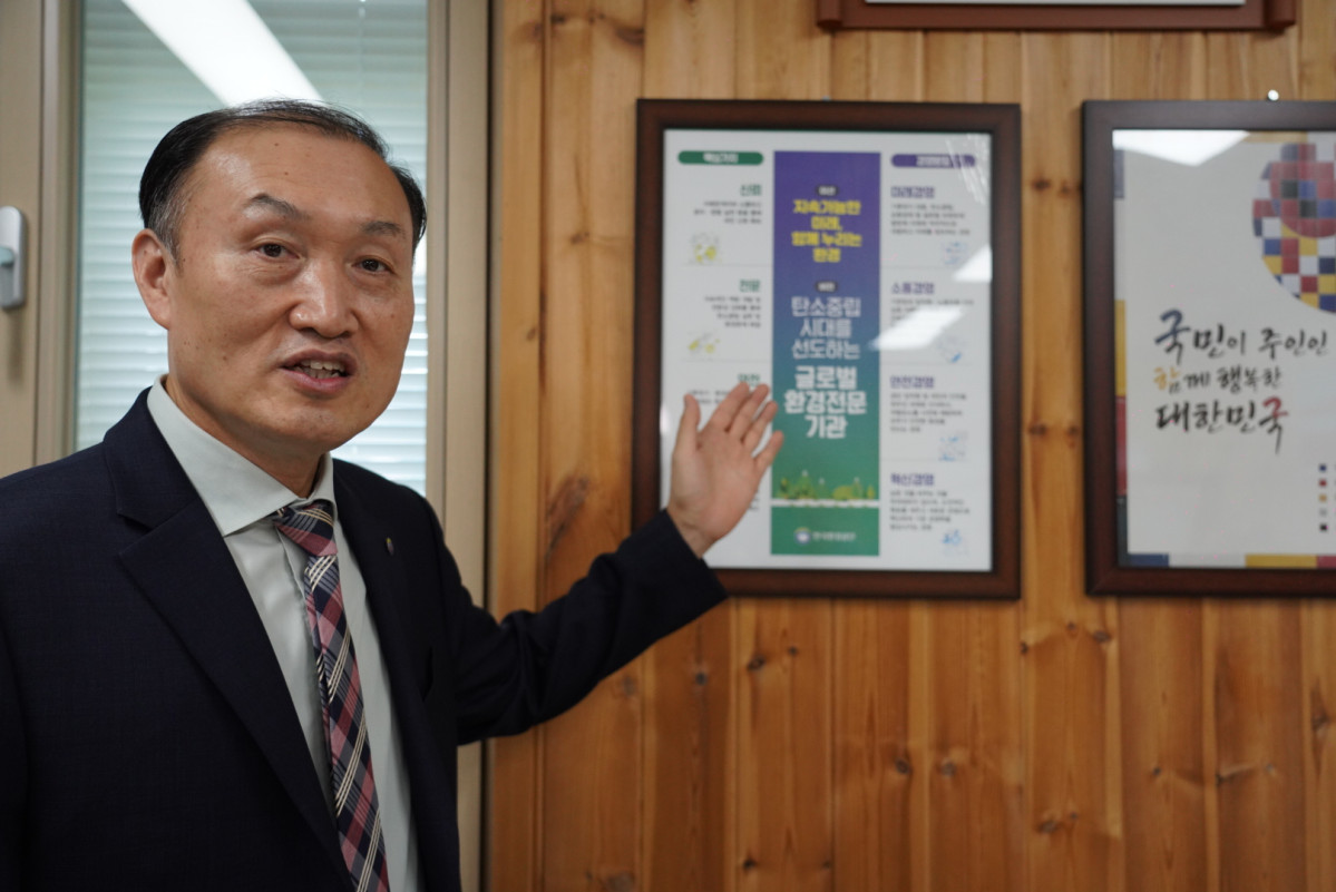 ▲옥승철 전북환경본부장이 탄소중립과 환경안전 관련 내용을 소개하며 전북환경본부의 주요 정책 방향을 설명하고 있다. (사진제공=조경환 기자)