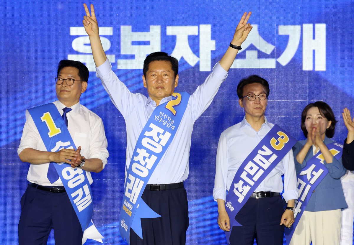 ▲더불어민주당 정청래 당 대표 후보가 2일 부산 벡스코에서 열린 민주당 당대표·최고위원 순회경선 합동연설회에서 당원들을 향해 인사하고 있다. 2026.8.2 (사진=연합뉴스)