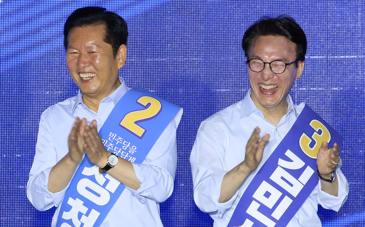 ▲정청래, 김민석 당 대표 후보가 2일 부산 벡스코에서 열린 더불어민주당 당대표·최고위원 순회경선 합동연설회에서 미소 짓고 있다. 2026.8.2 (사진=연합뉴스)
