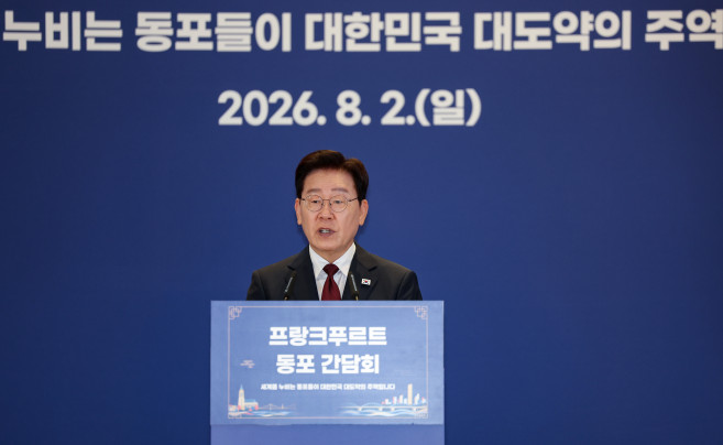 ▲이재명 대통령이 2일(현지시간) 독일 프랑크푸르트 한 호텔에서 열린 동포간담회에서 격려사를 하고 있다. (연합뉴스)