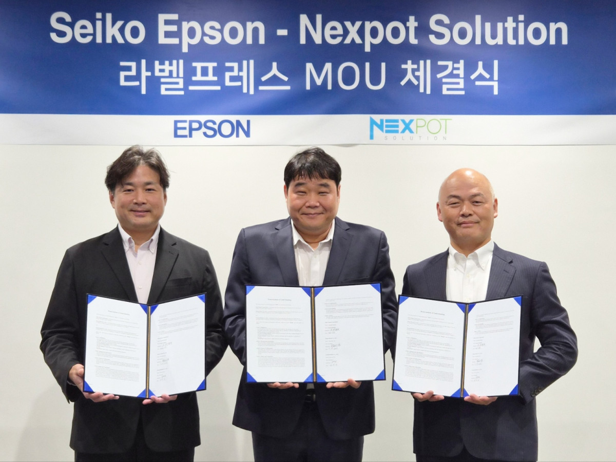 ▲세이코 엡손과 한국엡손, 넥스팟솔루션 관계자들이 위조방지 보안 라벨 시장 확대를 위한 업무협약을 체결했다. (왼쪽부터) 모로후시 준 한국엡손 대표, 박준표 넥스팟 솔루션 대표, 키무라 토모아키 세이코 엡손 라벨프레스사업관리부 부장. (사진=한국엡손)