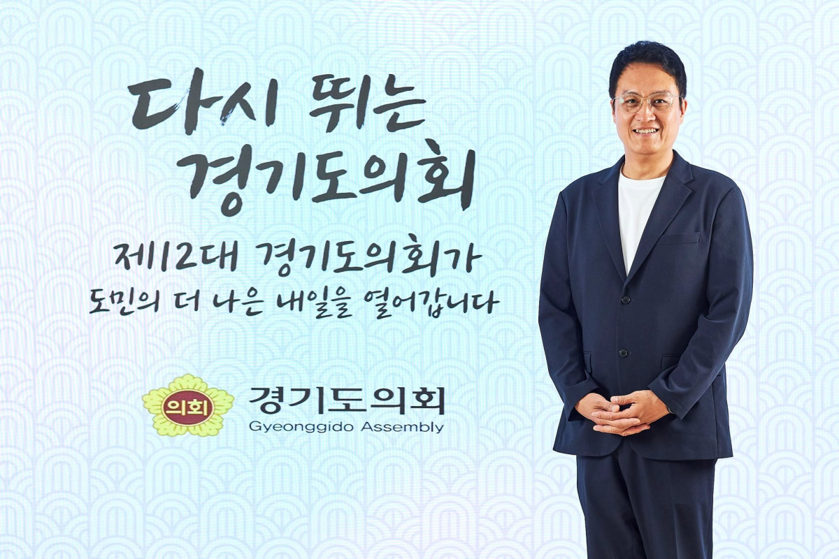 ▲채명신 경기도의원이 제12대 경기도의회 의정활동 홍보물 앞에서 포즈를 취하고 있다. (채명신 경기도의원 페이스북)