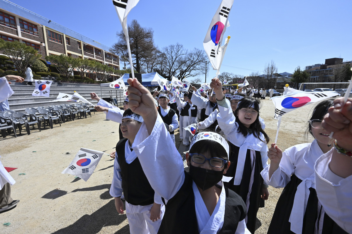 ▲경남 사천시 사천초등학교에서 열린 제 23회 기미년 독립만세운동 재현행사에서 사천초교 재학생들과 선생님들이 만세운동 퍼포먼스를 진행하고 있다. (뉴시스)