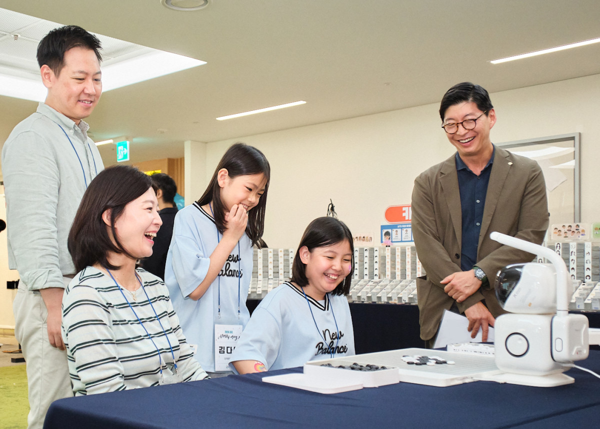 ▲지난달 31일 열린 '패밀리데이' 행사에 참여한 허세홍(오른쪽) GS칼텍스 부회장과 임직원 가족들의 모습. (사진제공=GS칼텍스)