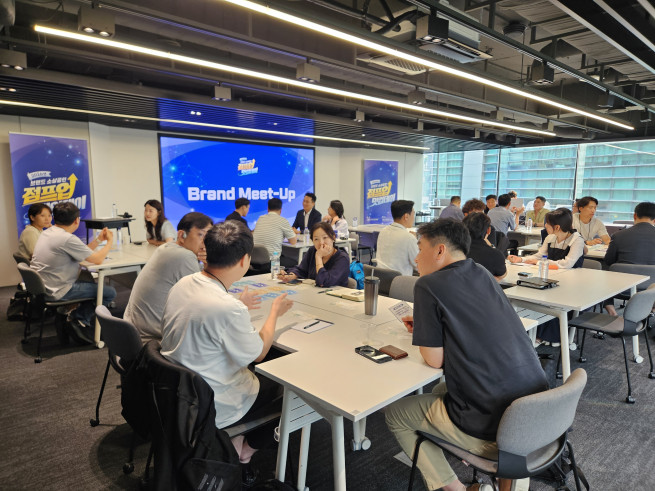 ▲중기부·한유원이 지난달 31일 서울 강남구 드리움 스카이홀에서 진행한 ‘2026 브랜드 소상공인 점프업 밋업데이’에서 참여기업 관계자들이 네트워킹을 하고 있다. (사진제공=한국중소벤처기업유통원)