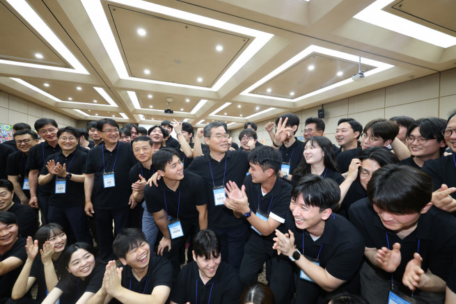 ▲김보현 대우건설 대표와 올해 하반기 입사 신입사원들이 기념 촬영을 하고 있다. (사진제공=대우건설)