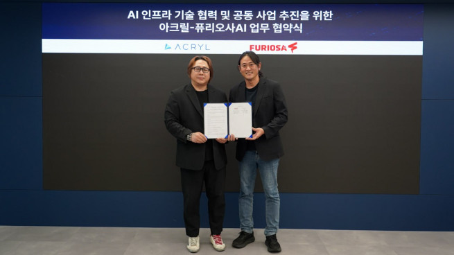 ▲아크릴은 퓨리오사AI와 서울 강남구 청담빌딩 아크릴 본사에서 AI 인프라 기술 협력 및 공동 사업 추진을 위한 MOU를 체결했다고 3일 밝혔다. <왼쪽부터 박외진 아크릴 대표, 백준호 퓨리오사AI 대표> (사진제공 = 아클릴)