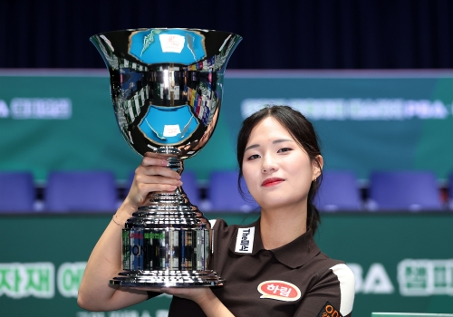 ▲하림 소속 박정현이 LPBA 첫 우승을 차지하고 트로피를 들고 있다. (출처=PBA 프로당구협회 홈페이지)