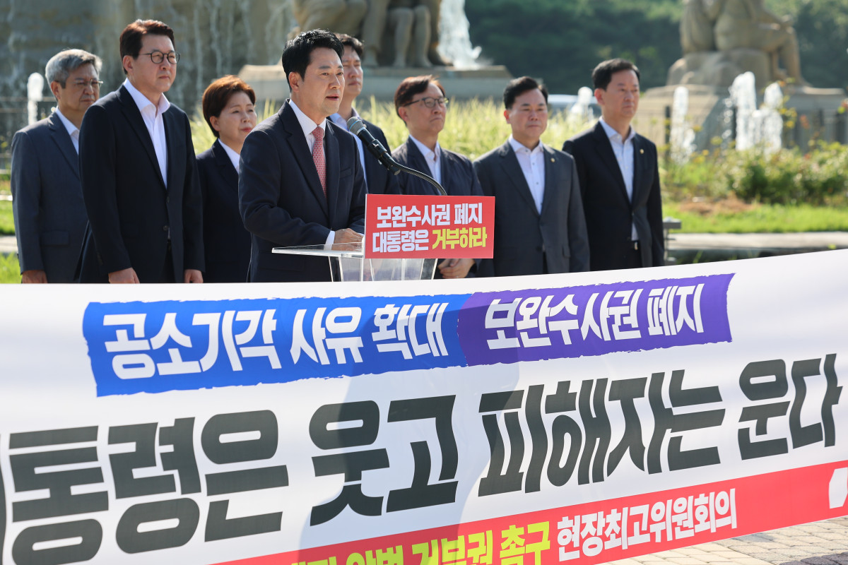 ▲국민의힘 장동혁 대표가 3일 청와대 사랑채 앞에서 열린 현장 최고위원회의에서 형사소송법 개정안에 대한 이대통령의 재의요구권 행사를 촉구하고 있다. (연합뉴스)