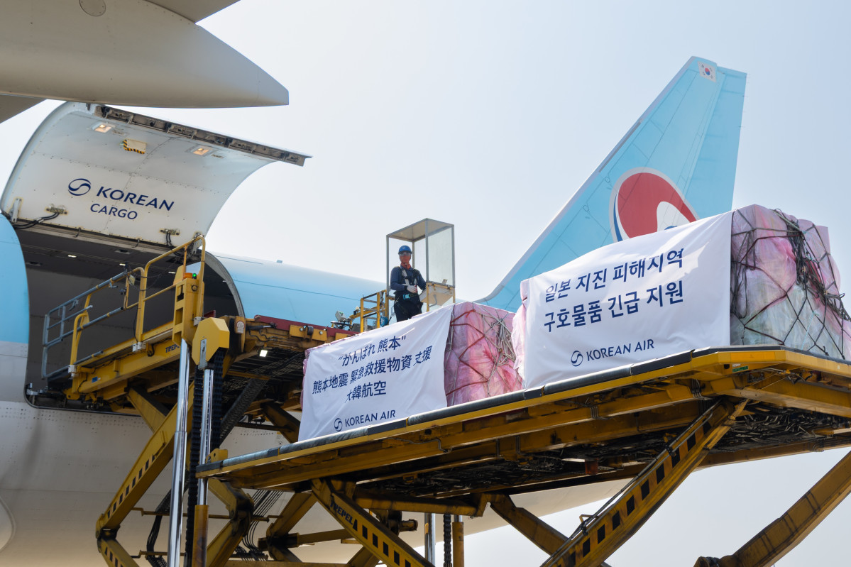 ▲1일 오후 구마모토현 이재민들에게 제공할 생수를 기타큐슈행 KE557편 화물기에 탑재하는 모습 (사진=대한항공)