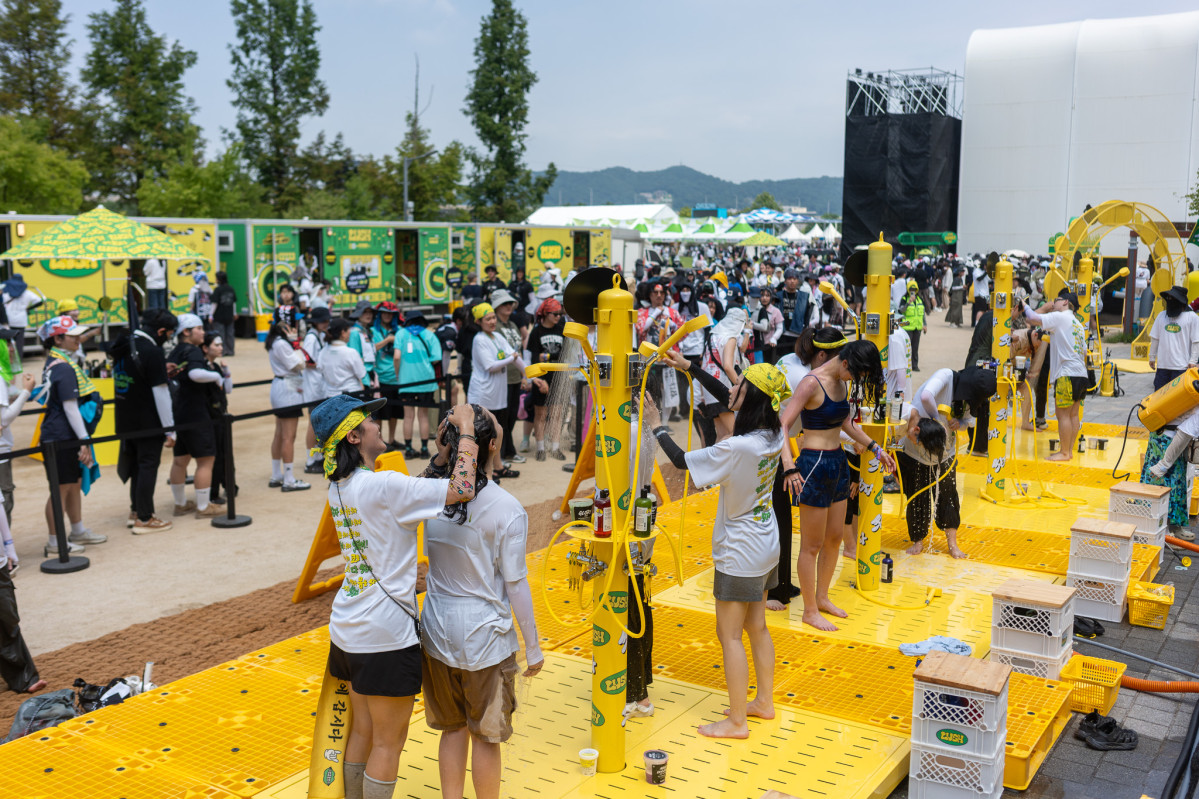 ▲인천 송도달빛축제공원에서 열린 2026 인천펜타포트 락 페스티벌 현장에서 관객들이 야외에 설치된 샤워 시설에서 더위를 식히고 있다. (사진제공=러쉬코리아)