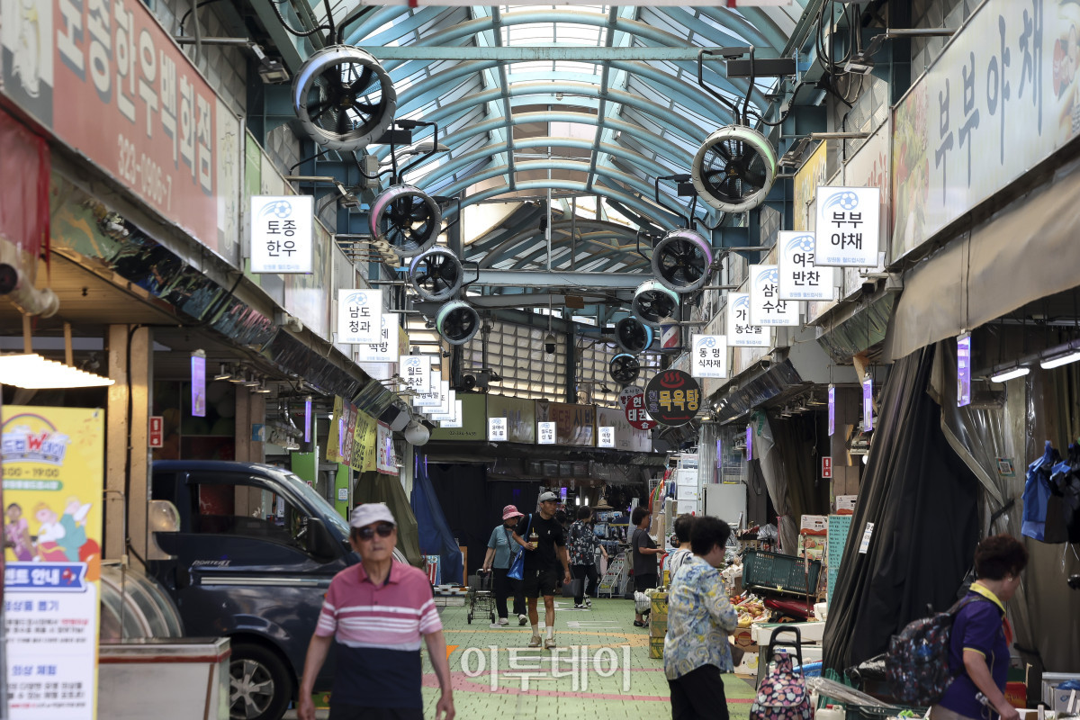▲전국 대부분 지역에 폭염특보가 발효된 3일 서울 마포구 망원월드컵시장에 쿨링 선풍기가 가동되고 있다. 이날 기상청은 낮 최고기온이 37도까지 오르는 등 극심한 폭염이 이어질 것으로 전망했다. 필수 업무를 제외한 야외활동과 실외작업을 최대한 중단하거나 연기하고, 무더위쉼터나 냉방시설이 있는 곳으로 이동해 물을 마시며 휴식을 취할 것을 당부했다. 고성준 기자 joonko1@
