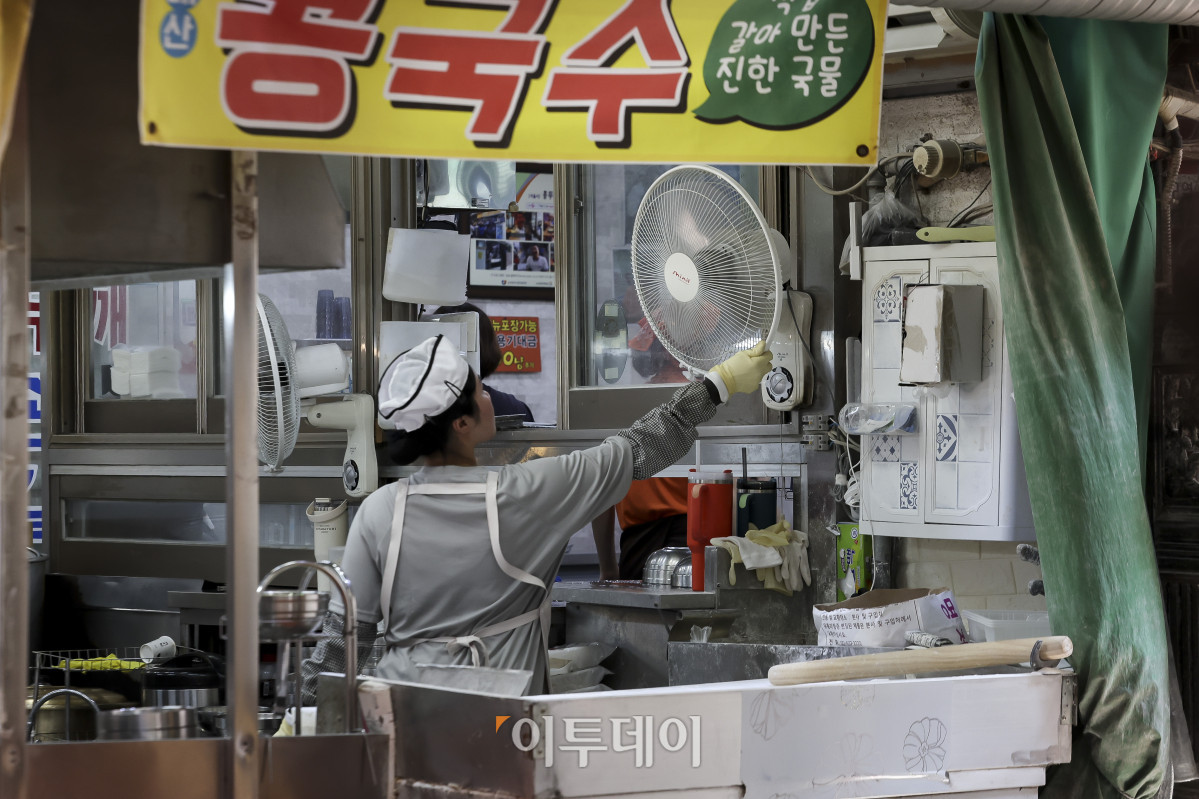 ▲전국 대부분 지역에 폭염특보가 발효된 3일 서울 마포구 망원시장에 한 상인이 선풍기 바람을 쐬고 있다. 이날 기상청은 낮 최고기온이 37도까지 오르는 등 극심한 폭염이 이어질 것으로 전망했다. 필수 업무를 제외한 야외활동과 실외작업을 최대한 중단하거나 연기하고, 무더위쉼터나 냉방시설이 있는 곳으로 이동해 물을 마시며 휴식을 취할 것을 당부했다. 고성준 기자 joonko1@