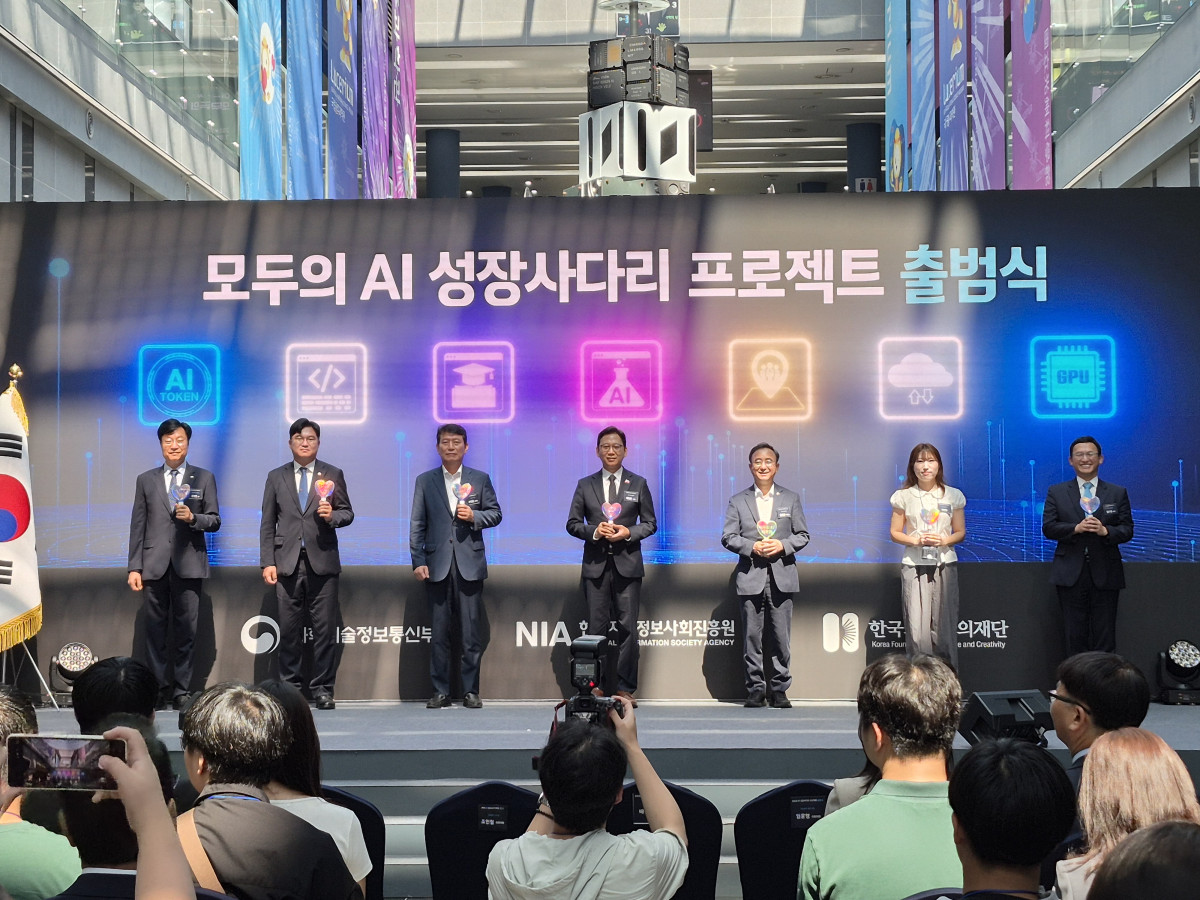 ▲3일 국립광주과학관에서 모두의 AI 성장사다리 프로젝트 출범식이 개최됐다. 사진은 참석자들이 기념촬영하는 모습. 김연진 기자 yeonjin@