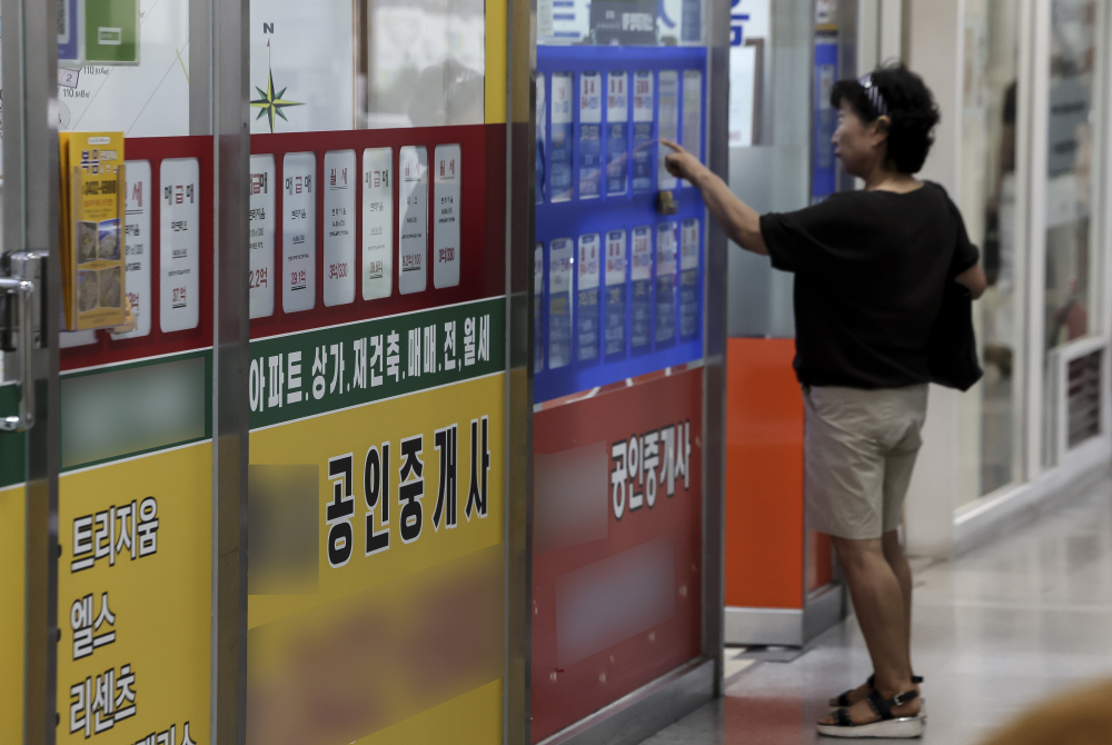▲서울 송파구의 한 공인중개사무소에 매물 안내문이 게시되어 있다. 고성준 기자 joonko1@ (이투데이DB)