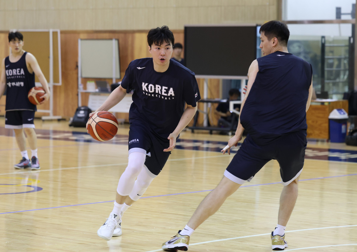 ▲3일 충북 진천 국가대표선수촌 개선관에서 2026 아이치ㆍ나고야 아시안게임을 앞두고 열린 남자 농구대표팀 훈련에서 이현중이 드리블을 하고 있다. (연합뉴스)