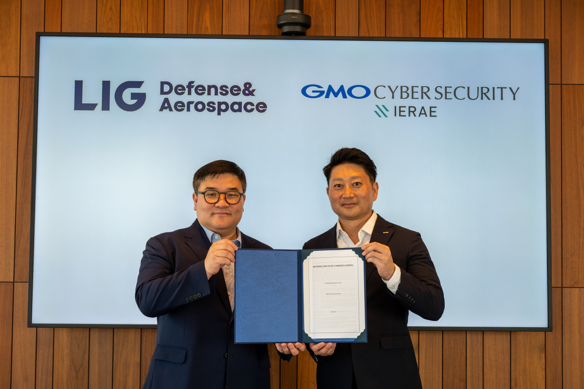 ▲LIG D&A는 지난달 22일 일본 도쿄 시부야 GMO 인터넷 그룹 본사에서 이에라에(IERAE)와 ‘사이버보안 분야 업무제휴 양해각서(MOU)’를 체결했다. 체결행사를 마친 이승영 LIG D&A 기술혁신본부장(왼쪽)과 히코히로 린 IERAE 최고해외사업총괄(오른쪽)이 기념사진을 촬영하고 있다. (LIG D&A)