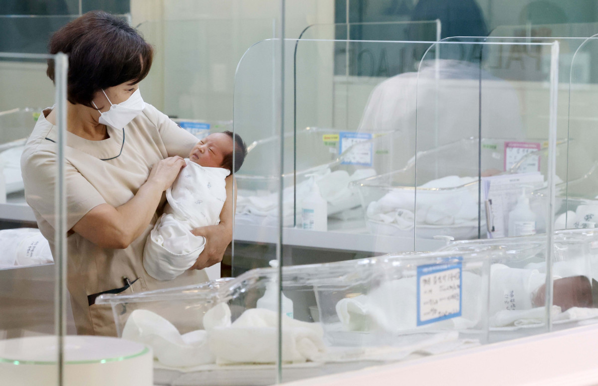 ▲3일 서울 양천구 신월동에 위치한 서울형 안심 산후조리원에서 간호사들이 신생아를 돌보고 있다. 신태현 기자 holjjak@