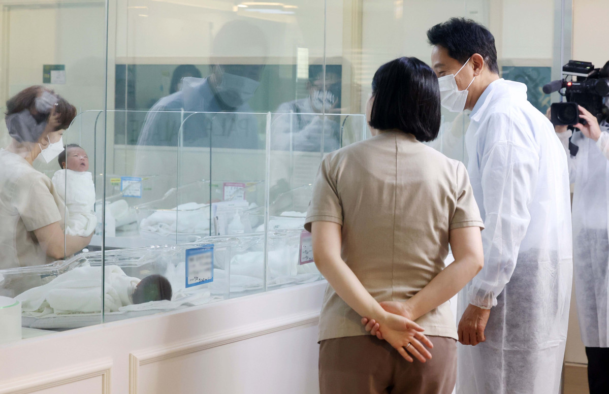 ▲오세훈 서울시장이 3일 서울 양천구 신월동에 위치한 서울형 안심 산후조리원을 방문해 신생아실을 살펴보고 있다. 신태현 기자 holjjak@