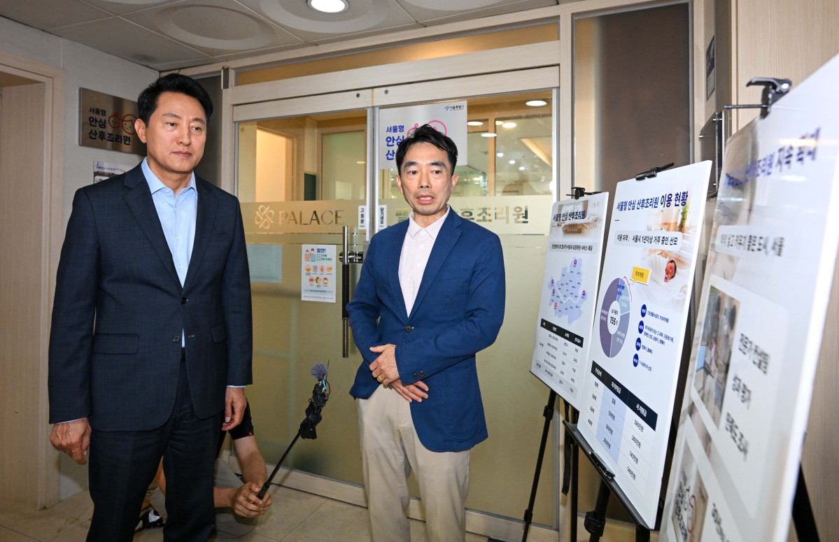 ▲오세훈 서울시장이 3일 서울 양천구 신월동에 위치한 서울형 안심 산후조리원을 방문해 관계자로부터 이용 현황을 보고 받고 있다. 신태현 기자 holjjak@