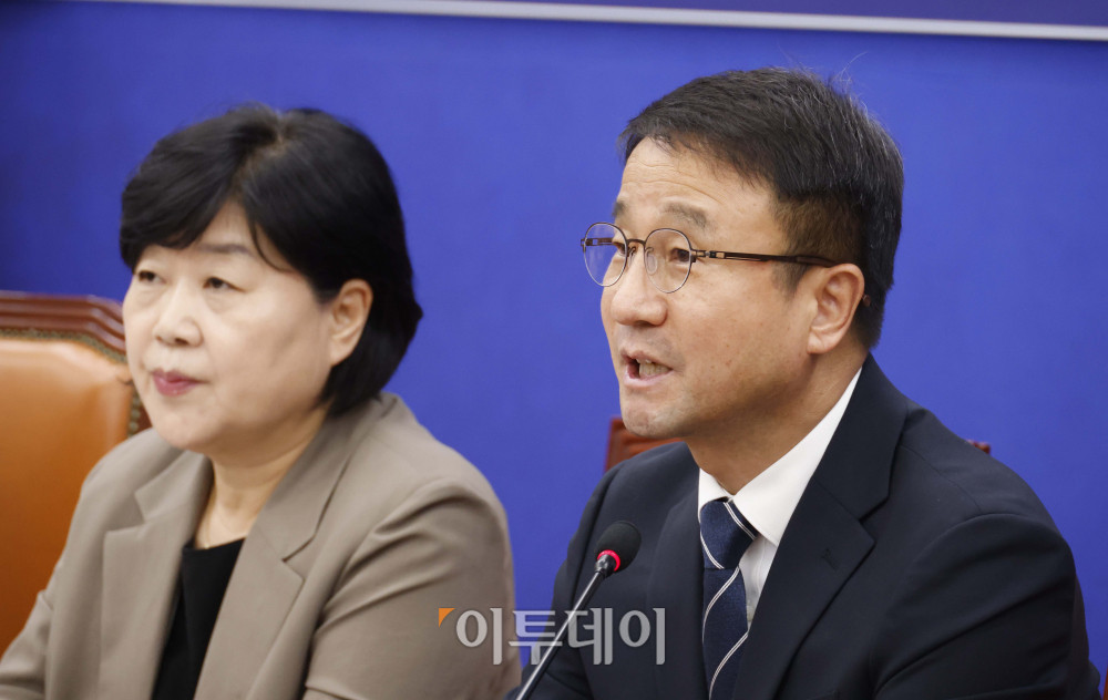 ▲한병도 더불어민주당 대표 직무대행 겸 원내대표이 3일 서울 여의도 국회에서 열린 형사소송법 개정 국민보고회에서 발언을 하고 있다. 왼쪽은 서영교 국회 법제사법위원회 위원장. 고이란 기자 photoeran@