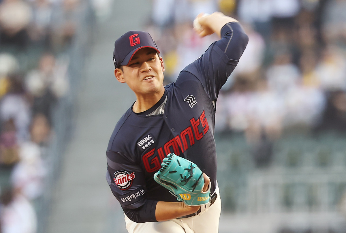 ▲15일 서울 잠실야구장에서 열린 2026 KBO 프로야구 롯데 자이언츠와 LG 트윈스의 경기. 1회말 롯데 선발 투수로 나선 김진욱이 역투하고 있다. (연합뉴스)