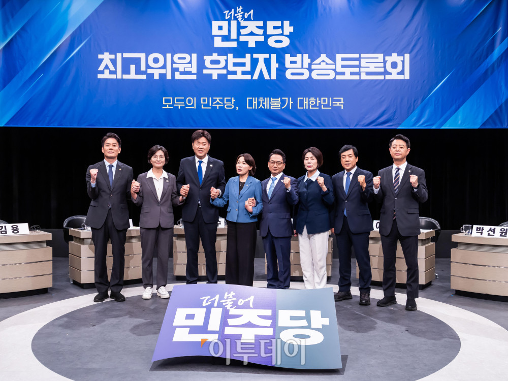 ▲더불어민주당 최고위원 후보들이 3일 경기 부천 OBS경인TV에서 열린 최고위원 후보자 방송토론회에서 기념 촬영하고 있다. 왼쪽부터 한민수·임미애 ·김용·서미화·박선원·최민희·이성윤·김영호 후보.국회사진기자단