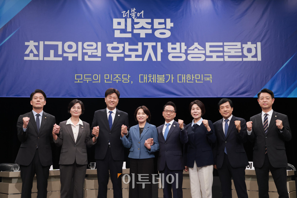 ▲더불어민주당 최고위원 후보들이 3일 경기 부천 OBS경인TV에서 열린 최고위원 후보자 방송토론회에서 기념 촬영하고 있다. 왼쪽부터 한민수·임미애 ·김용·서미화·박선원·최민희·이성윤·김영호 후보.국회사진기자단