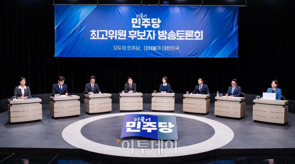 ▲더불어민주당 최고위원 후보들이 3일 경기 부천 OBS경인TV에서 열린 최고위원 후보자 방송토론회에서 기념 촬영하고 있다. 왼쪽부터 임미애, 김용, 김영호, 한민수, 최민희, 이성윤, 박선원, 서미화 후보.국회사진기자단