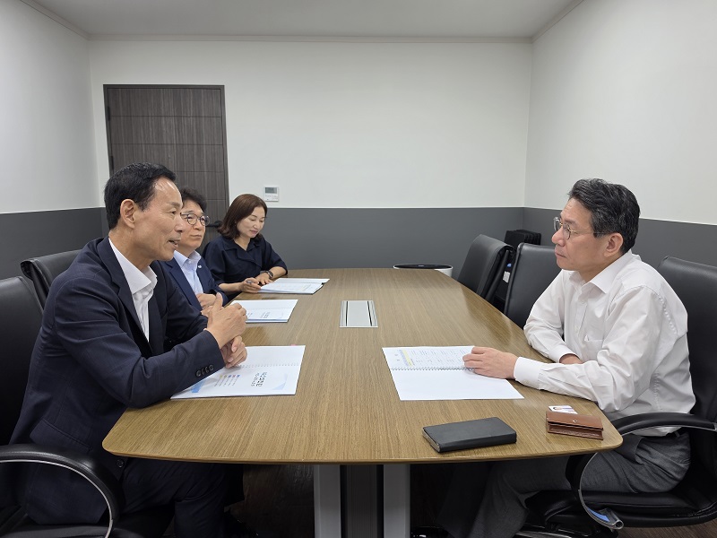 ▲최정호 익산시장이 조용범 기획예산처 차관을 만나 전북권 광역철도와 익산역 시설개선 등 주요 현안의 정부 예산 반영을 요청하고 있다. (사진제공=익산시)
