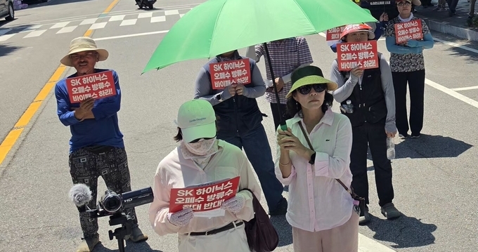 ▲안성시농민회와 안성시 이·통장협의회 등 주민들이 3일 안성시청 앞 봉산로터리에서 SK하이닉스 반도체 클러스터 방류수의 고삼호수 직방류에 반대하는 결의대회를 열고 있다. (안성 고삼면이통장협의회)