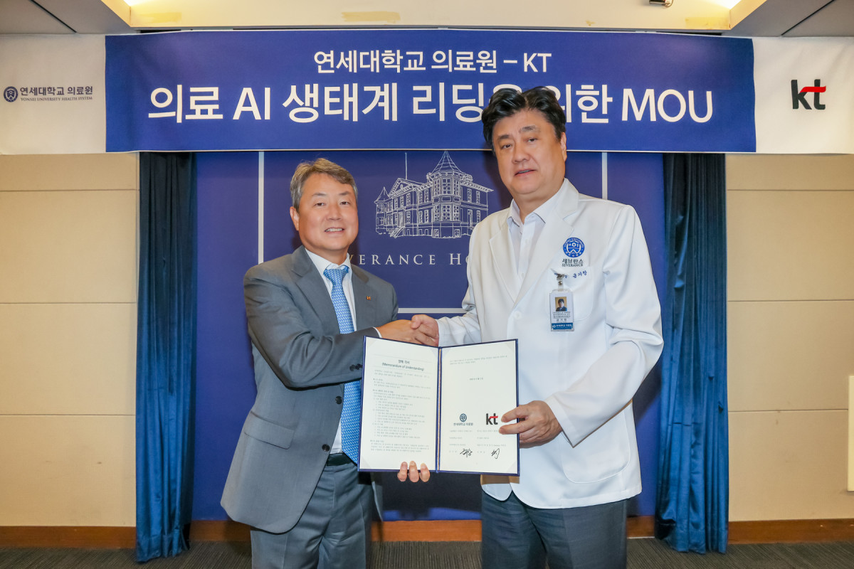 ▲KT와 연세의료원이 의료 데이터를 고도화해 AI 활용 기반을 강화하고, 대한민국 의료 AI 혁신과 미래 경쟁력 확보에 나선다고 4일 밝혔다. KT Enterprise부문장 김봉균 부사장(왼쪽)과 금기창 연세의료원장(오른쪽)이 기념 사진을 촬영하는 모습. (사진제공=KT)